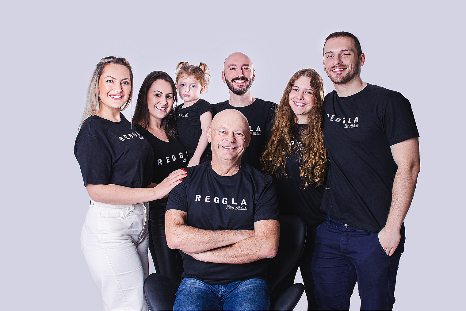 Família Paludo reunida representando a tradição e os valores da marca Reggla