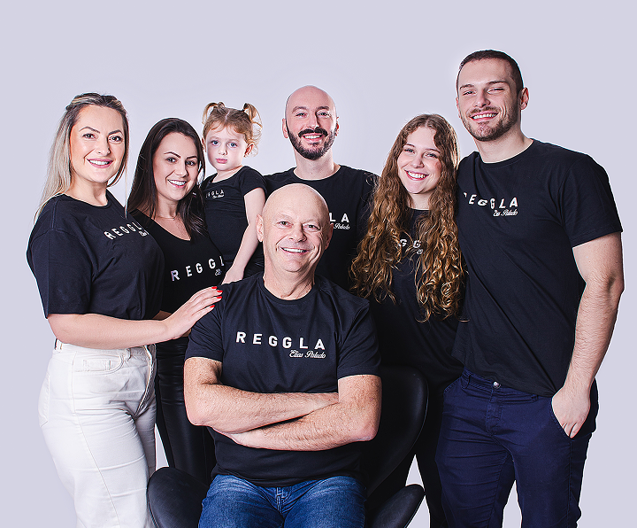 Família Paludo reunida representando a tradição e os valores da marca Reggla