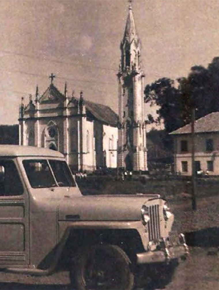 Vista antiga da cidade de Paraí com igreja e caminhão histórico