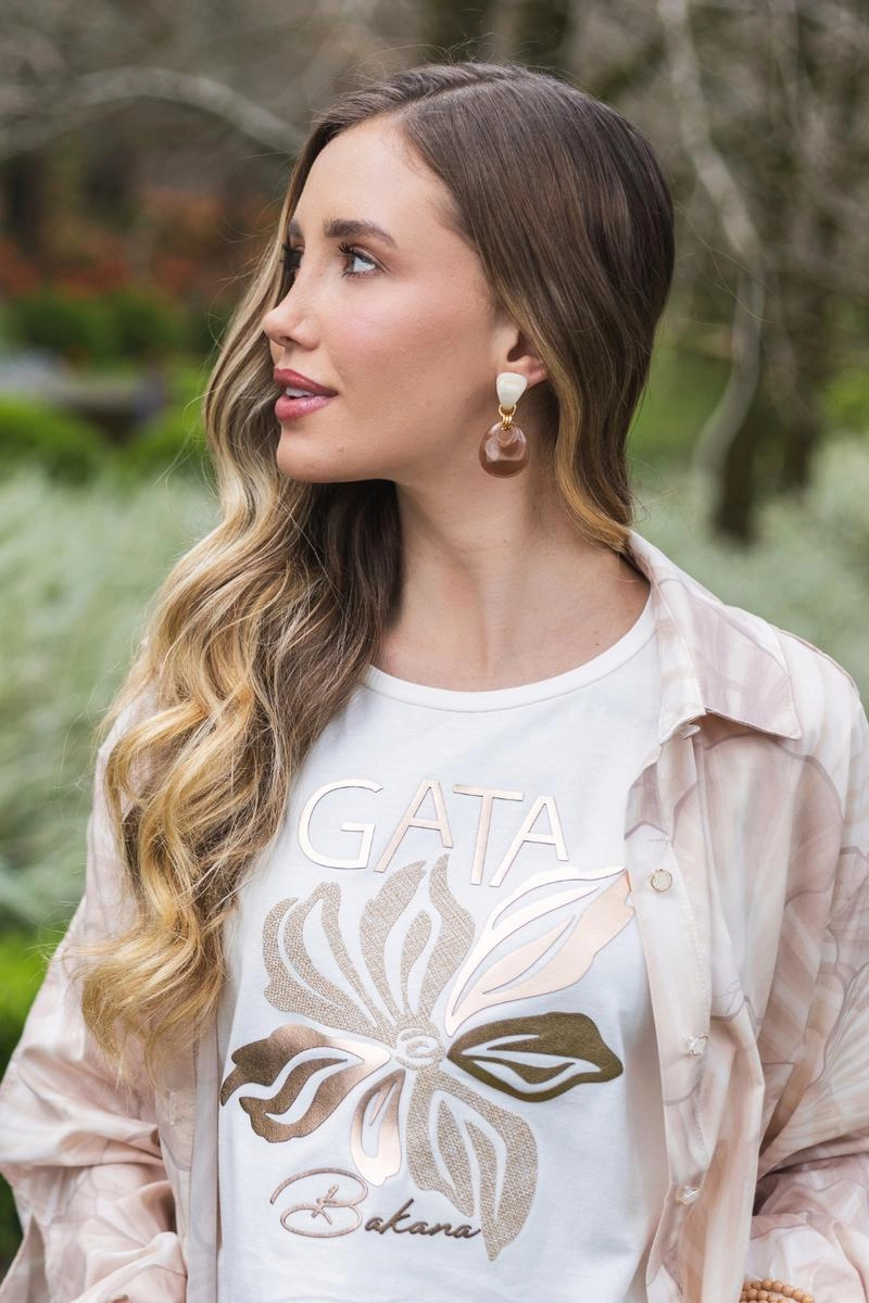 Blusa Gata Bakana Manga Curta Estampada Feminina Off-white Produto Blusa Gata Bakana Manga Curta Estampada Feminina Off-white