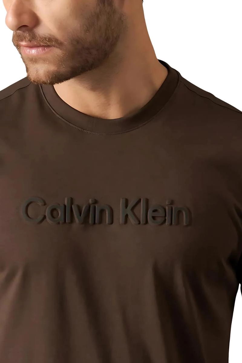 Camiseta Calvin Klein Embossed Color Masculina Marrom Produto Camiseta Calvin Klein Embossed Color Masculina Marrom