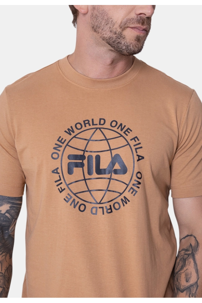 Camiseta Fila One World Manga Curta Masculina Caramelo Produto Camiseta Fila One World Manga Curta Masculina Caramelo