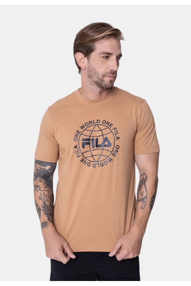 Camiseta Fila One World Manga Curta Masculina Caramelo Produto Camiseta Fila One World Manga Curta Masculina Caramelo