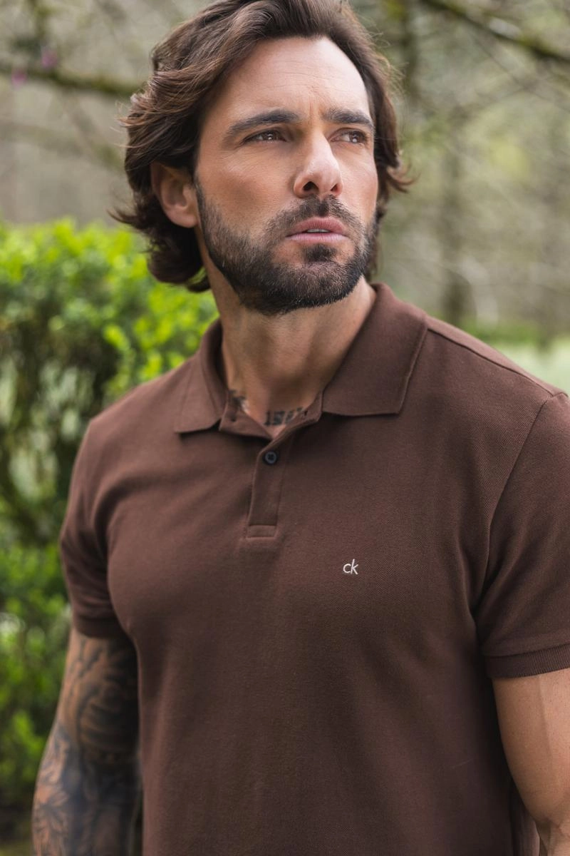 Polo Calvin Klein Manga Curta Slim Fit Masculina Marrom Produto Polo Calvin Klein Manga Curta Slim Fit Masculina Marrom