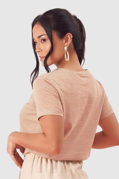 Blusa Coqueta Manga Curta Listrada Feminino Bege Produto Blusa Coqueta Manga Curta Listrada Feminino Bege
