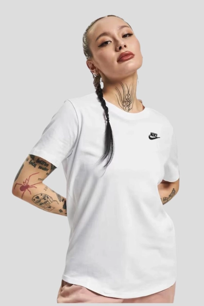 Produto - Blusa Nike Manga Curta Alongada Tee Club Feminina Branca