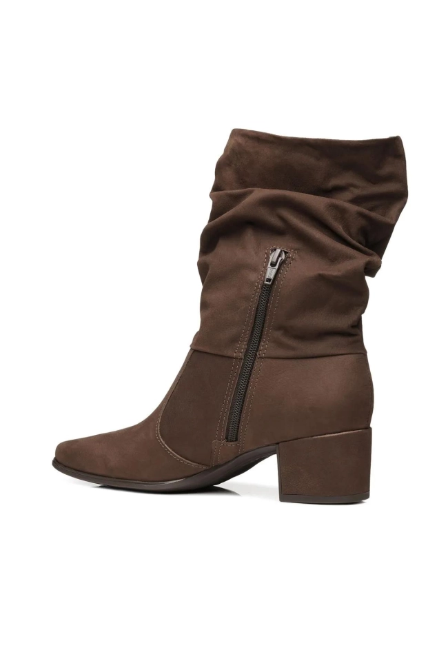 Produto Bota Pegada Feminina em Couro Castanho Cano Médio Slouch