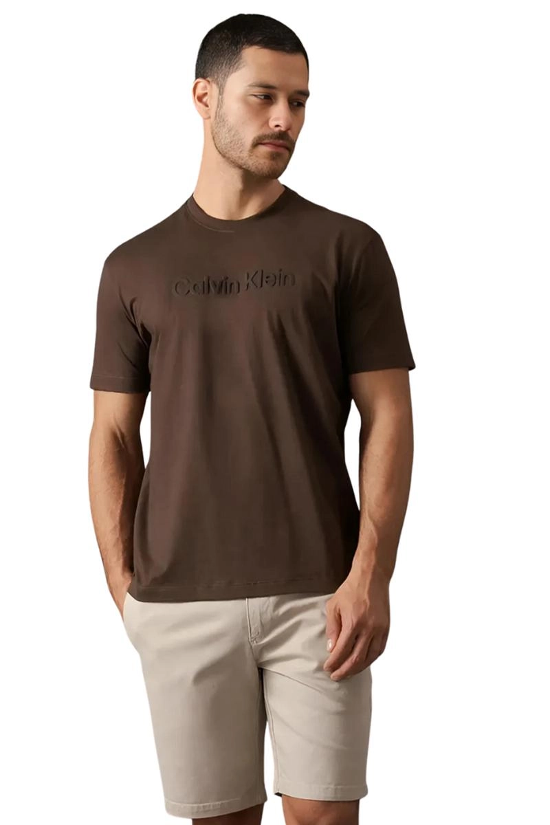Produto - Camiseta Calvin Klein Embossed Color Masculina Marrom