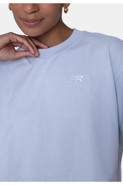 Camiseta New Balance Cropped Small Logo Feminina Azul Bebê Produto Camiseta New Balance Cropped Small Logo Feminina Azul Bebê