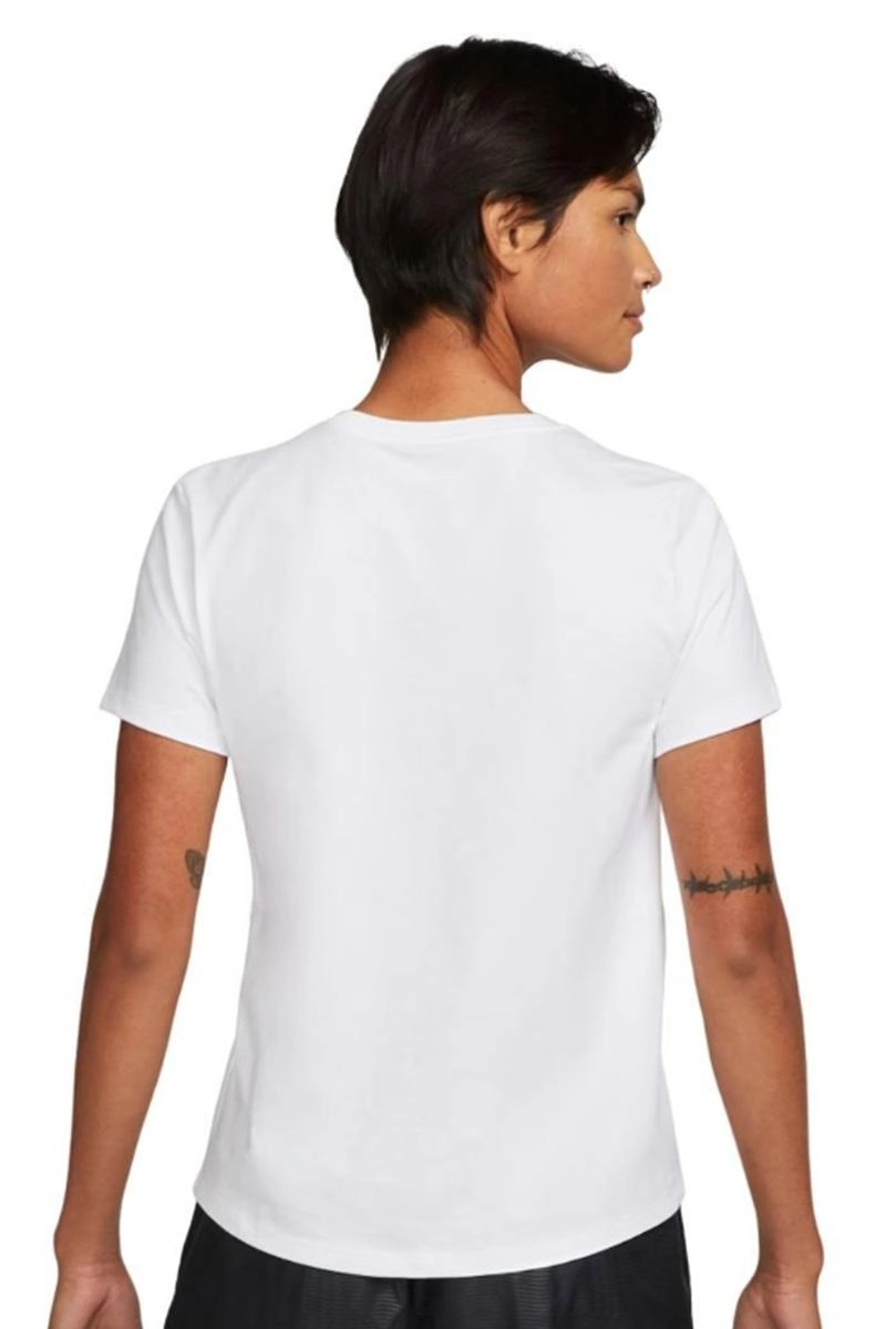 Camiseta Nike Club Tee Feminina