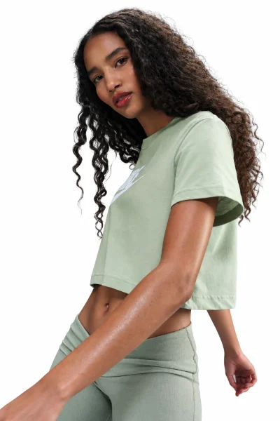 Camiseta Nike Sportswear Essential Feminina Produto Camiseta Nike Sportswear Essential Feminina