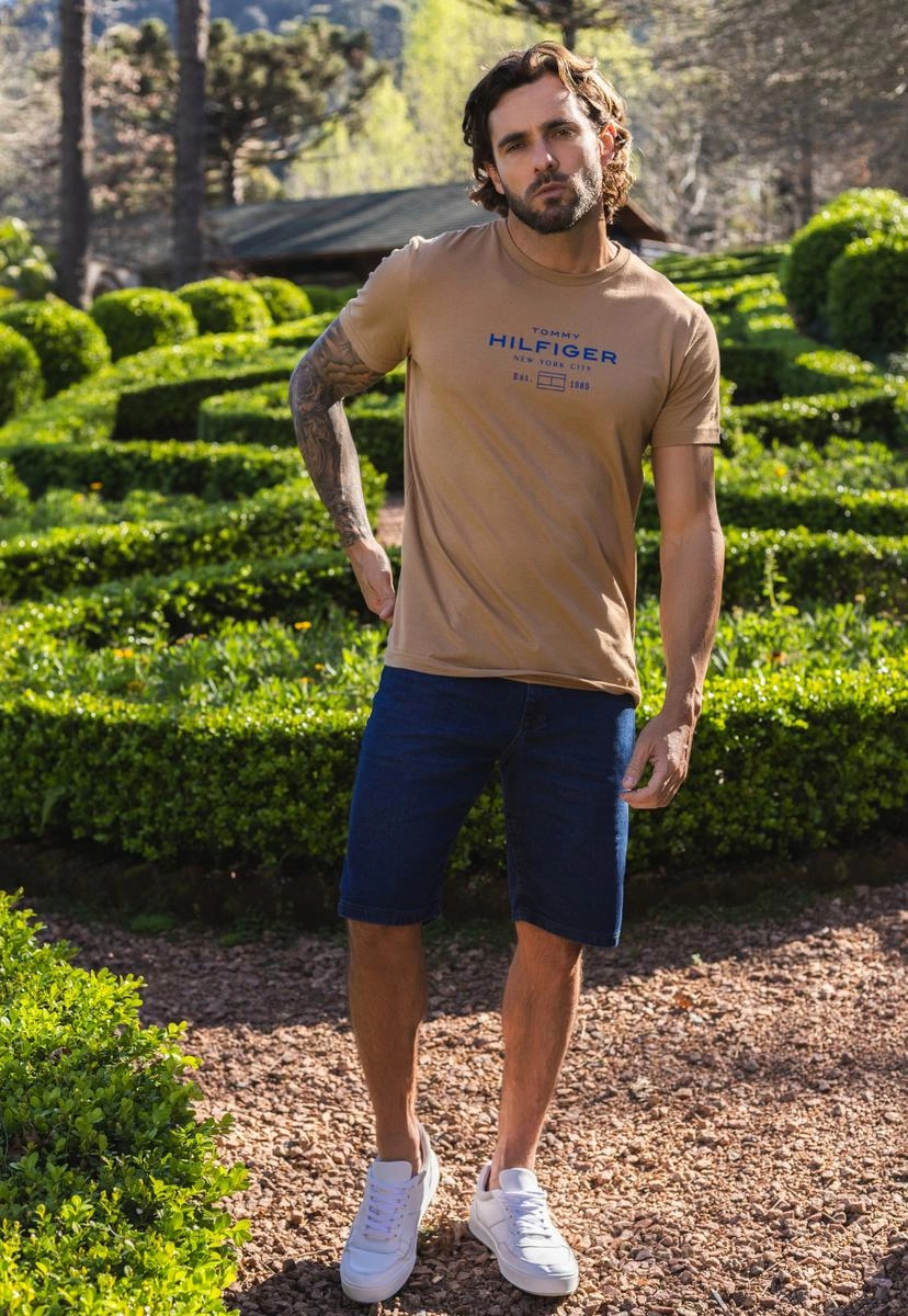 Camiseta Tommy Hilfiger Estampada Masculina Bege Produto - Camiseta Tommy Hilfiger Estampada Masculina Bege