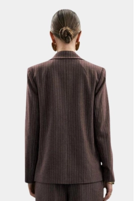 Blazer Le Richard Alfaiataria Risca de Giz Feminino Chocolate Blazer Le Richard Alfaiataria Risca de Giz Feminino Chocolate