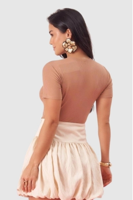 Blusa Coqueta Manga Curta Lisa Feminino Mocha Blusa Coqueta Manga Curta Lisa Feminino Mocha