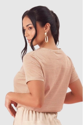 Blusa Coqueta Manga Curta Listrada Feminino Bege Blusa Coqueta Manga Curta Listrada Feminino Bege