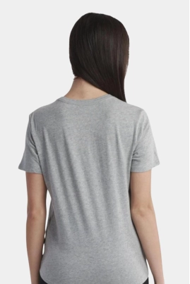 Blusa Nike Manga Curta Alongada Tee Club Feminina Cinza Blusa Nike Manga Curta Alongada Tee Club Feminina Cinza