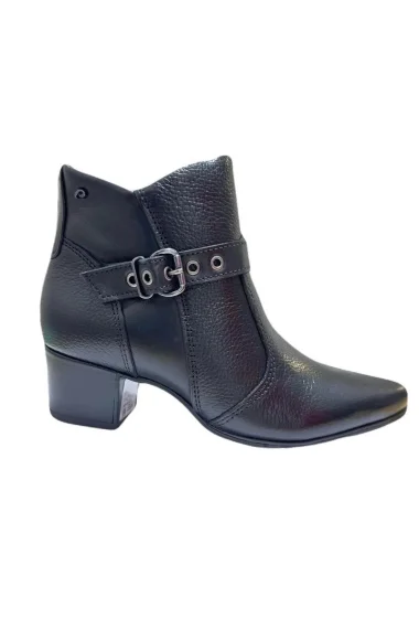 Bota Pegada Cano Curto Em Couro Com Detalhe Salto 5,5 Cm Preto Bota Pegada Cano Curto Em Couro Com Detalhe Salto 5,5 Cm Preto