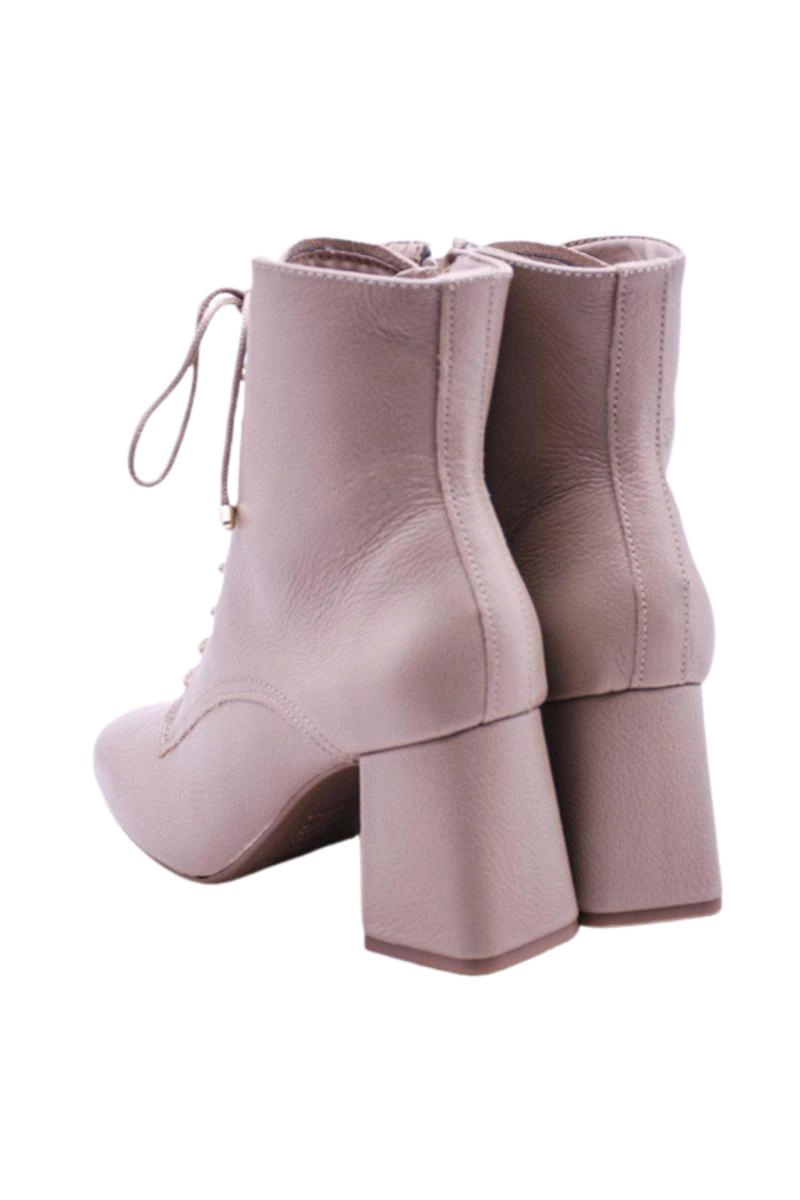 Bota Via Marte Couro Cano Curto Cadarço Feminina Light Taupe Bota Via Marte Couro Cano Curto Cadarço Feminina Light Taupe