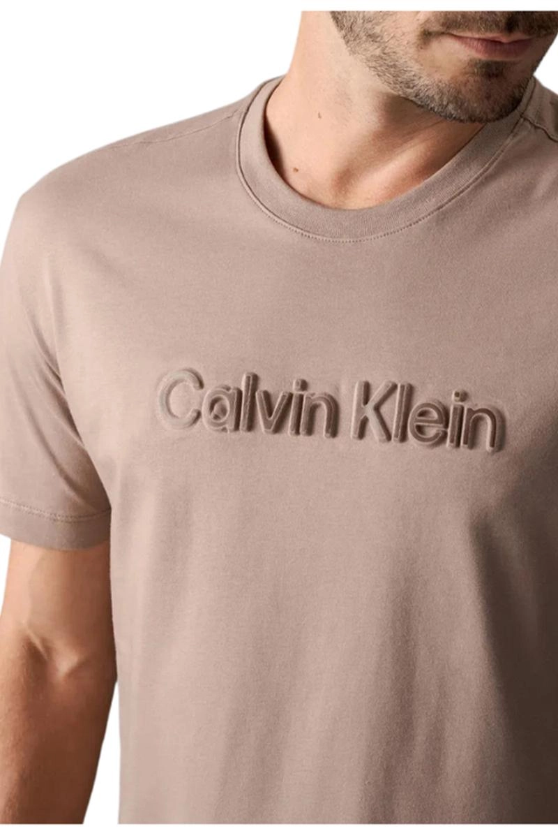 Camiseta Calvin Klein Embossed Masculina Caqui